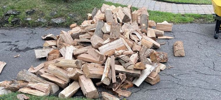 Corde de bois livrée en tas dans une entrée d'auto